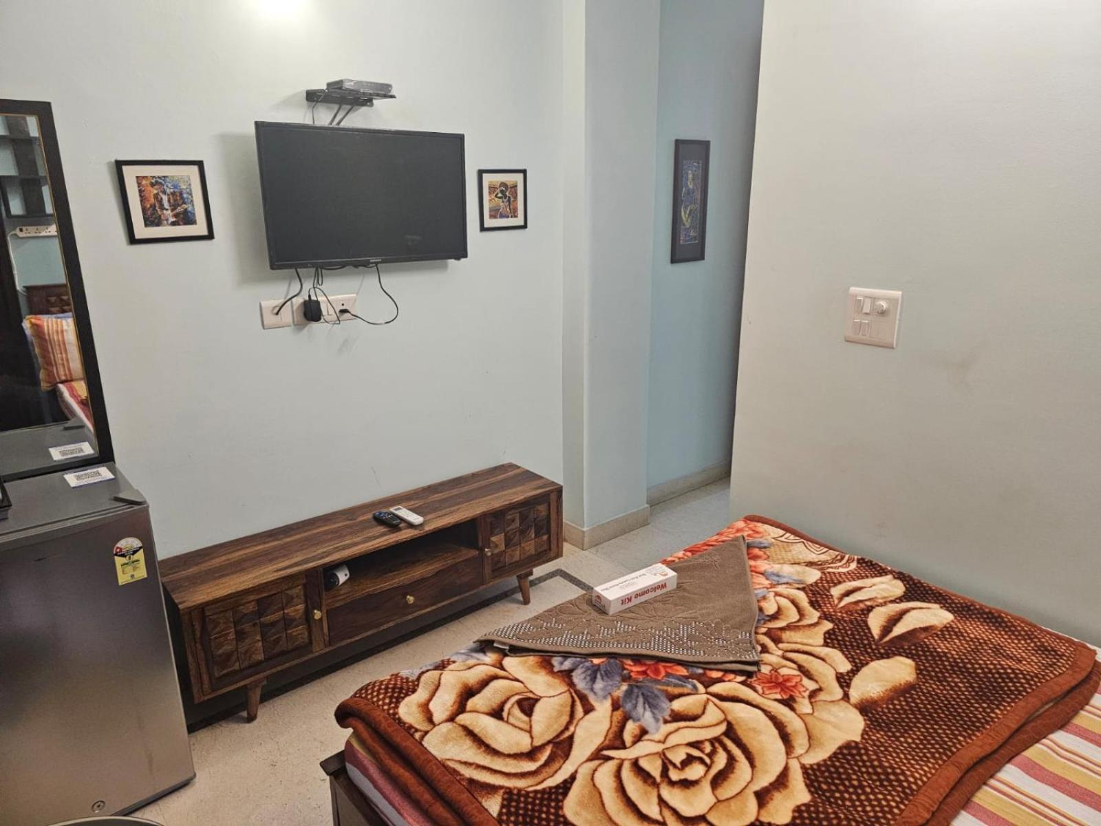 Sky Bloom Luxury Homestay Нью-Дели Экстерьер фото